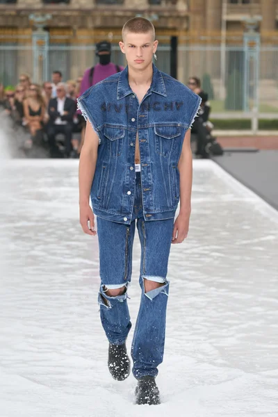 Look 28